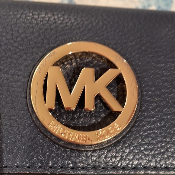 Michael Kors, pebbled, leather wallet in navy blue with gold trim - Picture 6 of 6